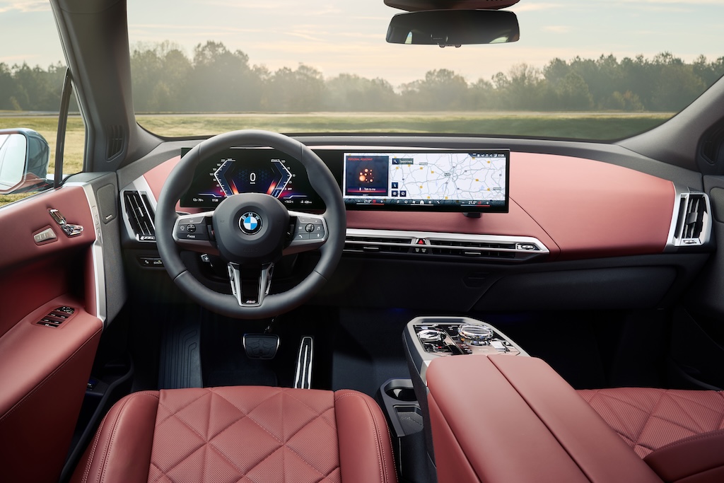 BMW iX xDrive60 i farven Arctic Race Blue.
(Foto: BMW AG)